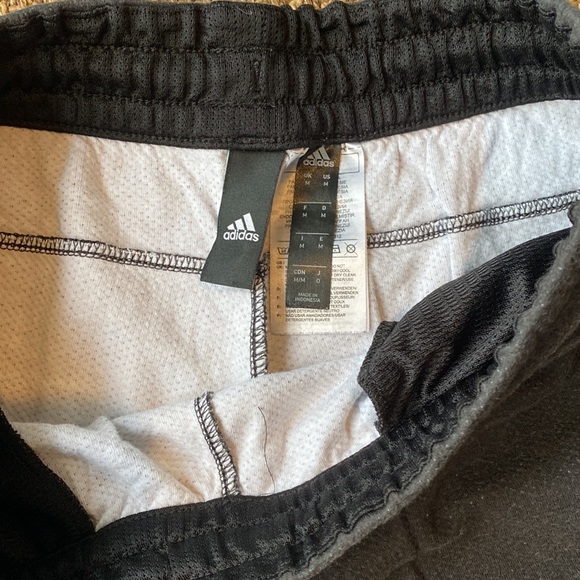 Adidas sweat shorts with pockets and drawstring - Picture 2 of 2